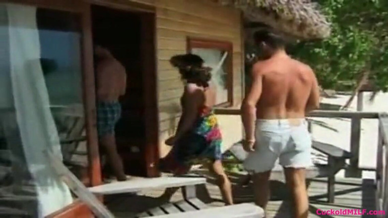 Cuckold MILF: 寝取られ熟女と彼女の弱虫な夫が熱帯の休暇で