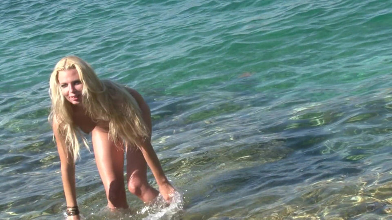 Cryptostudios: Precioso rubia milf posando desnuda en la playa