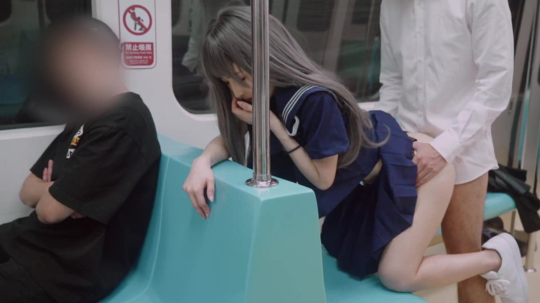 Asian Milfs n Teens: Chica universitaria china fue follada en el tren - pervertidas milfs...
