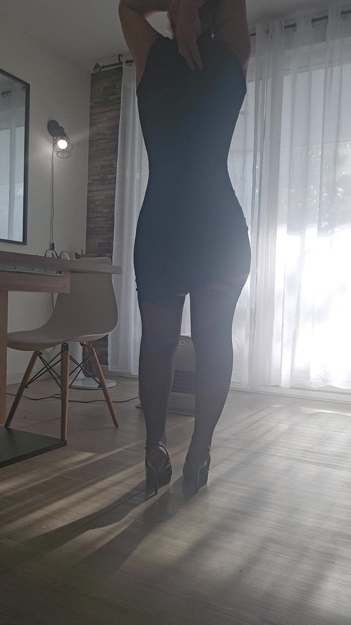 Sofy13: 嗨，你来张开我的内裤，操我的屁股