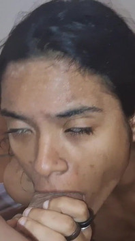 Přesvědčuje svého nevlastního bratra, aby byl opravdu sexy, když tam její rodiče nebyli