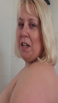 Lexie bierze prysznic