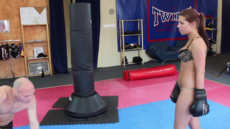Femdom Austria: เมียต่อยมิกกี้จนล้ม