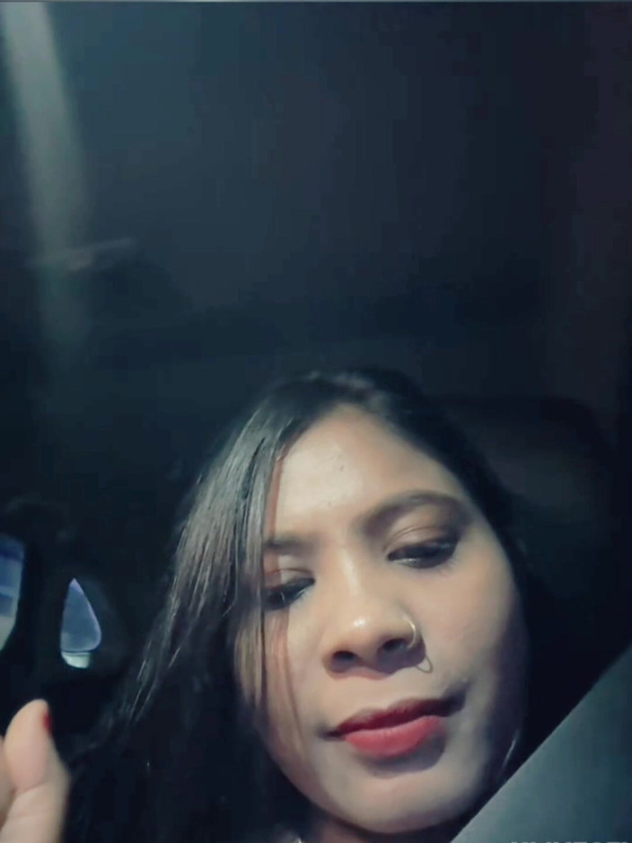 Nisha bhabhi ki chudai: Araba sürerken arabada büyük göğüslerini göster.