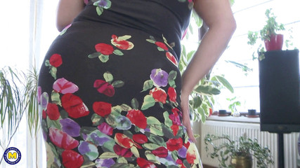 Mature Solo NL: Chlupatá zralá s obrovskými prsy masturbuje