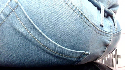 Maeling: Pantat dan celana jins denim diinjak-injak