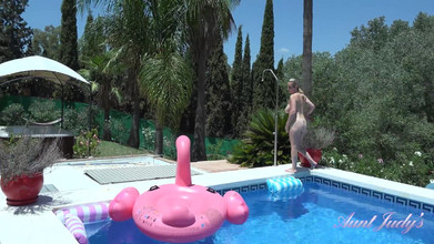 Aunt Judy's: 41 anos, peituda milf Keira fica safada na piscina