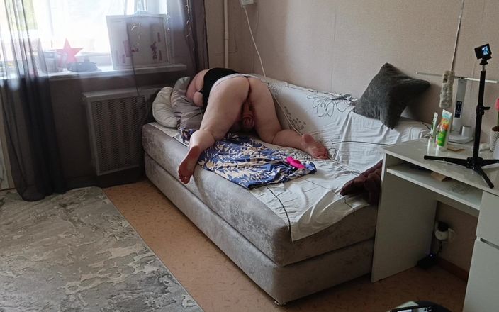 Zona901: Nienasycona teściowa masturbuje swoją wielką cipkę swoimi zabawkami erotycznymi