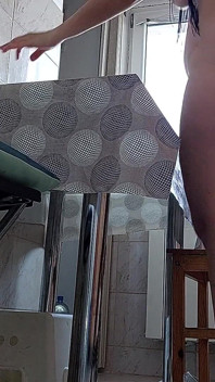 Pepek si rambut coklat berbulu, tetek besar, wanita berbulu sensual di dapur. Ibu seksi, pepek berbulu, pantat besar
