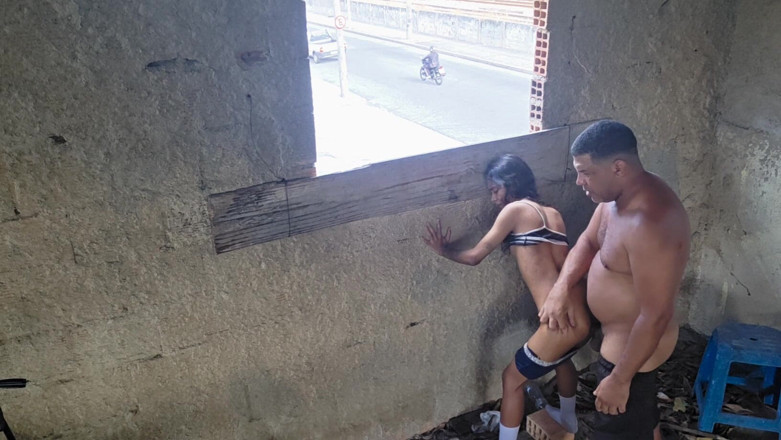 Bebes vagabundas: La ragazza giovane ama guardare la strada
