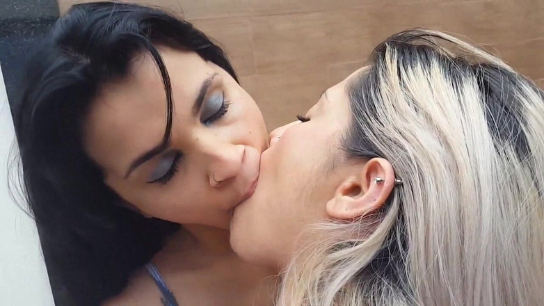 FetishKing: 키스 - Cris Castelari와 Mary Luthay의 핫한 키스 거인