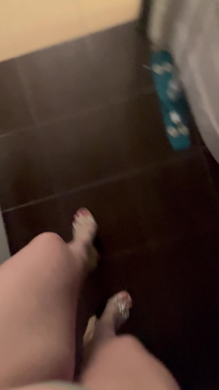 Feet: Відео від першої особи: прогулянка на підборах в квартирі