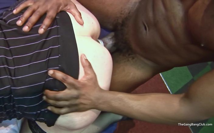 The Gangbang Club: Une femme et un homme partagent des tâches de sucer...