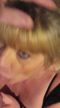 Sexy britische hausfrau Tina bekommt einen schluck