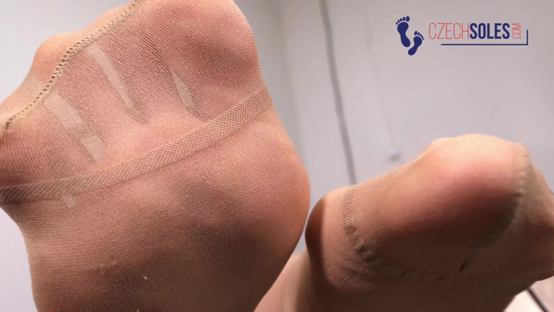 Czech Soles - foot fetish content: Trest za zpocené punčocháče tvého učitele