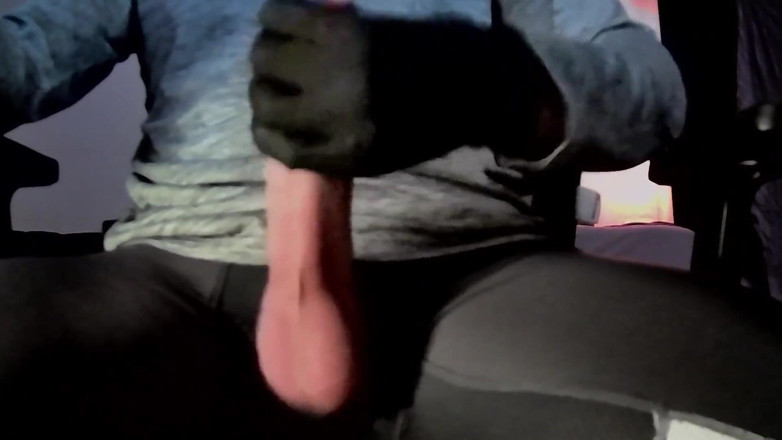 Bc cyan: Pulă uriașă care tachinează pula pe cameră