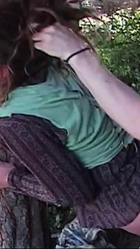 La teen magra mona viene scopata all'aperto dal fratellastro con un grosso cazzo