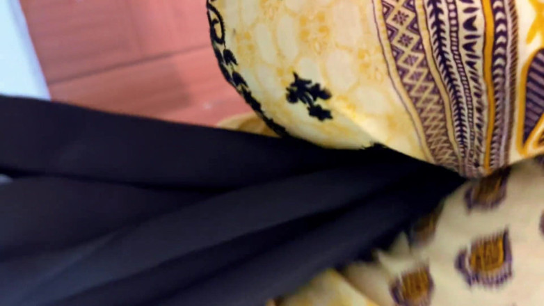 Aria Mia: Femme de ménage arabe sexy coincée : dépêche-toi et baise mon...