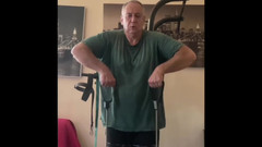 Alex Art: 強い男がトレーニング後に自慰をする