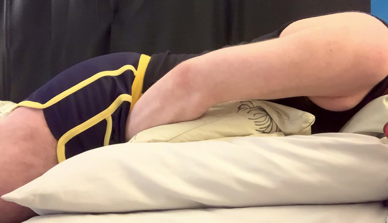 C-Spot: Cspot कामुक हो जाता है और उसे इयरबड पर पोर्न देखते हुए जोर से चरमसुख मिलता है