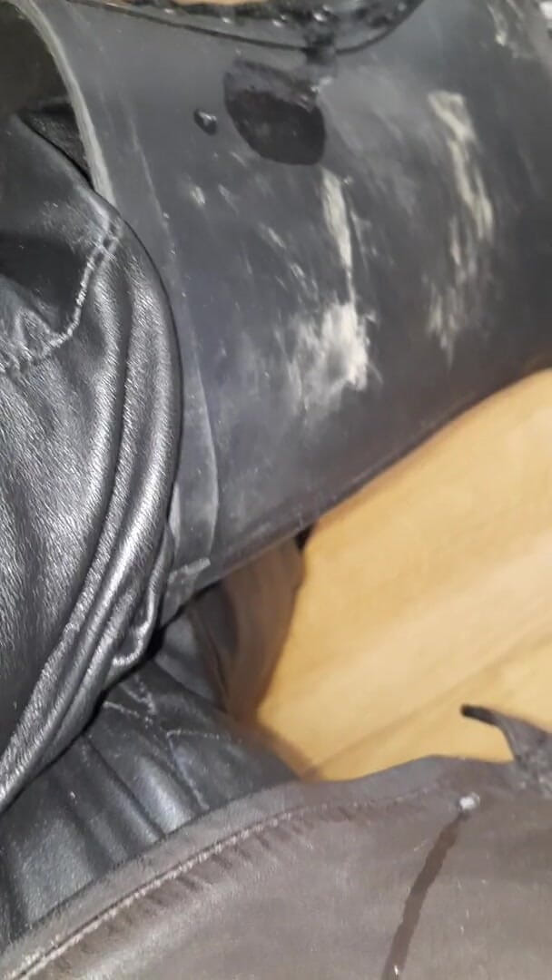 SinDee: Des bottes en caoutchouc sales avec des vêtements en cuir