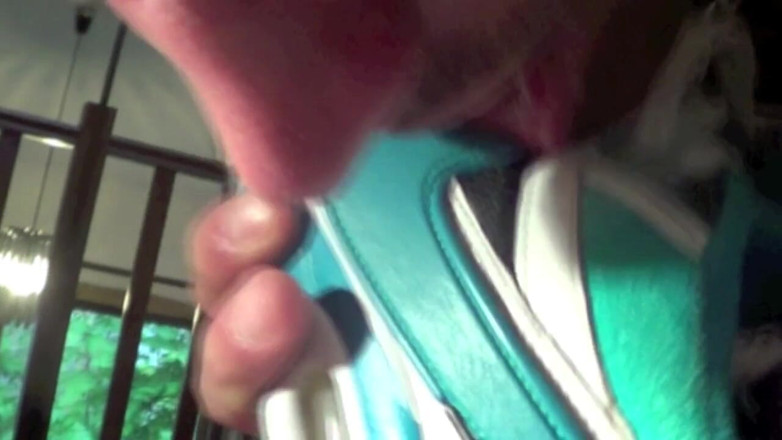 Sneaker gay: 法国 twink 被托尼脚下