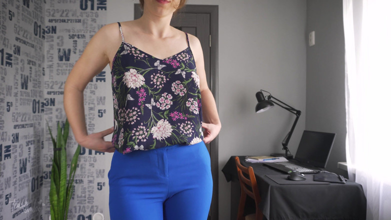 Teasecombo 4K: Colega tachinează curul în pantaloni super strâmți