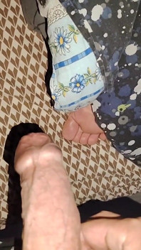 Kakak tiri saya membiarkan saya menyentuh kakinya.