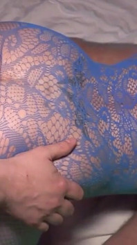 Rondborstige Anastasia in blauwe lingerie wordt geneukt door vreemden