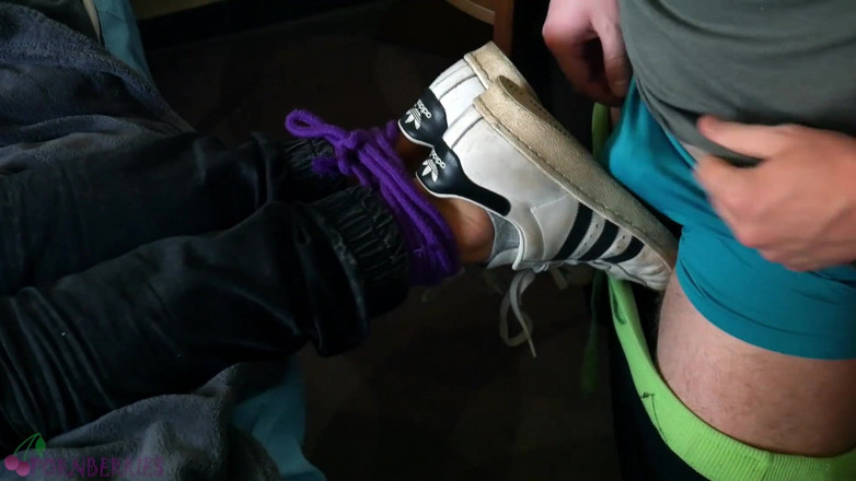 Ethan Alex: Esclavo twink se folla los pies y pierde sus zapatillas