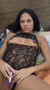 Bella donna incinta si masturba fino all'orgasmo con un vibratore durante una sessione solitaria