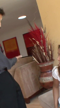 Yaşlı adam sansasyonel esmer genç kızı sikiyor ve güzel yüzünün her yerine boşalıyor