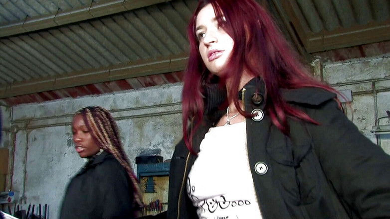 Time To Jerk Off: Две возбужденные шлюшки в их первом хардкорном опыте оргии