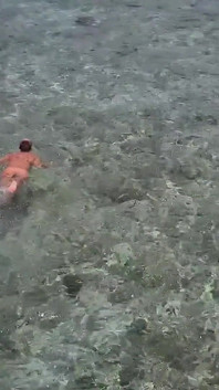 Milf folla en la orilla del océano