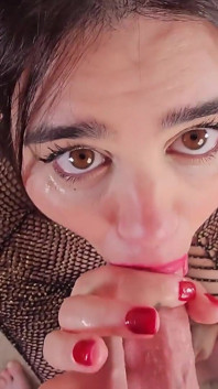 Latina se pone su lápiz labial rojo para chupar su polla