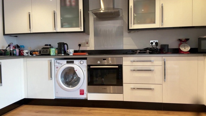 Sophie James: Ngentot ibu tiri sahabatmu sendiri