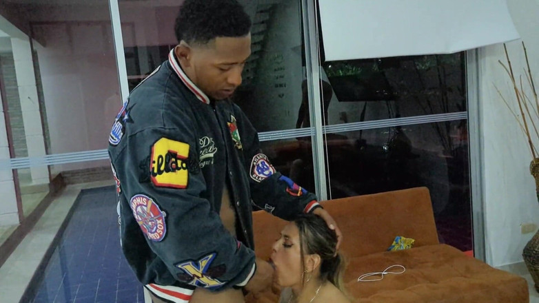 Anotonella-jones: Antonella e Mara visitam dois gângsteres em sua casa luxuosa...