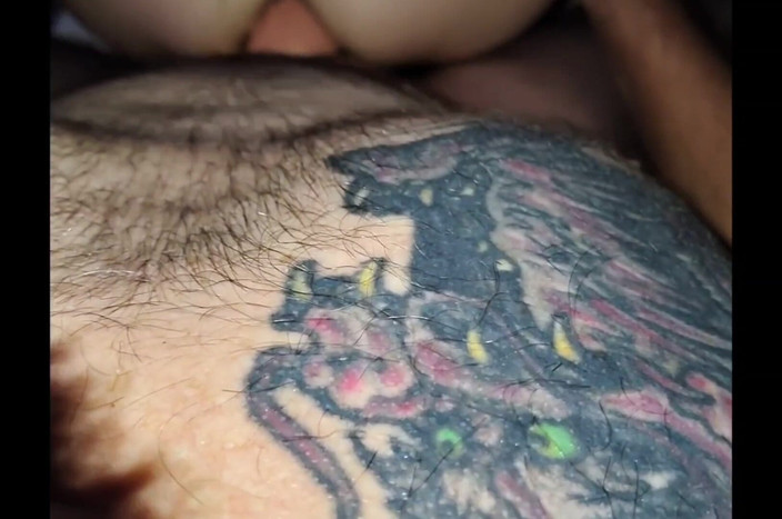 Pussy hound: Zierliche stiefschwester mit fettem arsch nimmt ihren ersten riesigen schwanzärmel