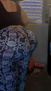 奶奶不知道我正在拍摄她清理干净