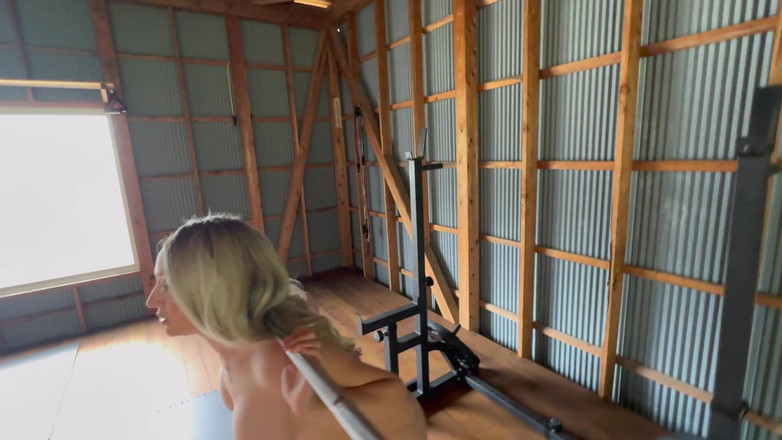 BoobznBonerz: L'arrapante miLF bionda si allena nuda! Grandi tette e culo...