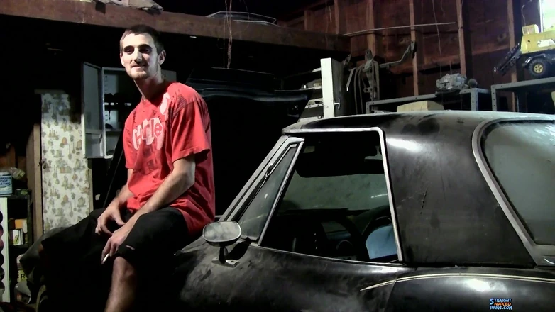 Straight naked thugs: Порция спермы в гараже