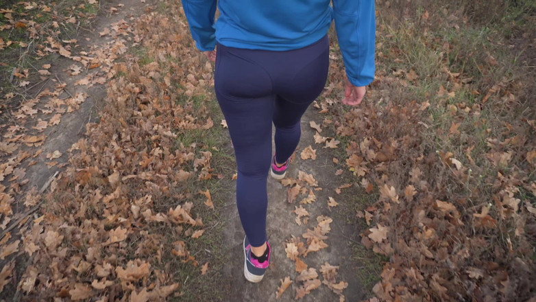 Teasecombo 4K: Милфа с красивой задницей идет в тугих штанах, вид сзади