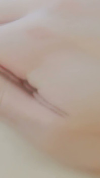Brunetă în sejururi pe masa de masaj - solo lent