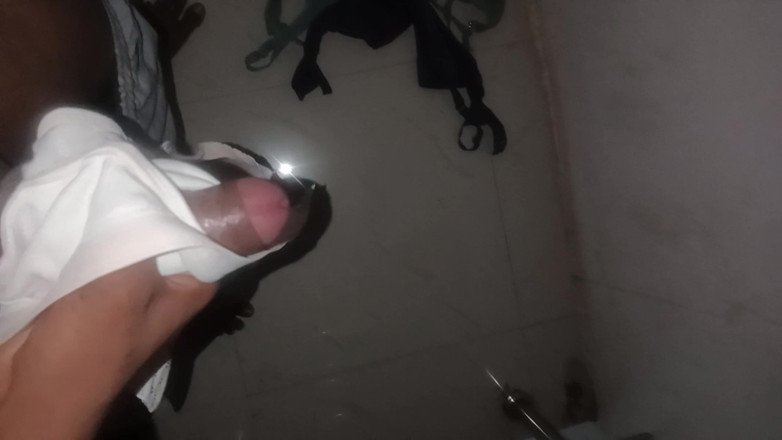 Aniketgod: Chico indio fetiche con sujetador se masturba olisqueando y vistiendo...