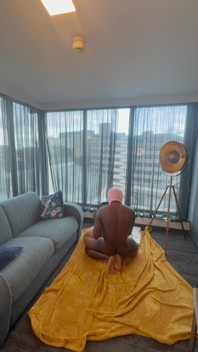 窓が見えるホテルの部屋で初めてのBBCとPOVセックス