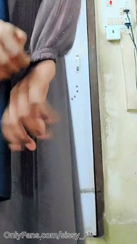 Hijabi Muslim Kinner Hijda Try to Masturbate Impotent Penis