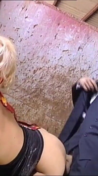 Una milf bionda arrapata viene scopata dal suo capo