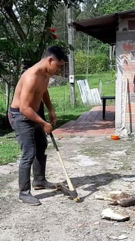 Ta dziewczyna lubi być mocno pieprzona. Amatorskie porno