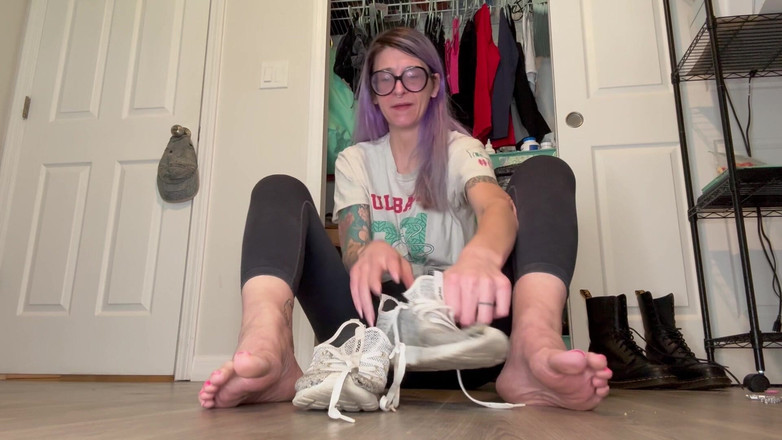 Peppermint Giantess: फिट आकार 16 फीट करने के लिए आकार 9-10 जूते नष्ट करना