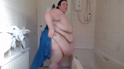 SSBBWLadyBrads: Bella donna SSBBW asciuga il corpo dopo la doccia asciugamano...